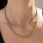 Goldene Rope Chain am Hals, 4 mm Breite, gedrehtes Seilmuster, elegant glänzend.