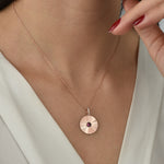 Elegante runde Kette Rosé mit rotem Stein, getragen am Hals, vergoldete 925 Sterling Silber Halskette