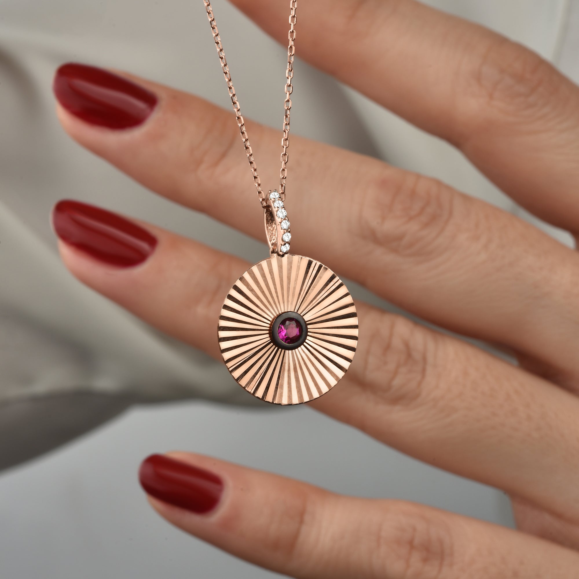 Runde Kette Rosé mit rotem Zirkonia, elegantes Schmuckstück, moderner Damenschmuck