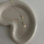 Runde Plättchen Kette Gold mit 3 Anhängern auf Schmuckschale – feine, elegante Halskette.