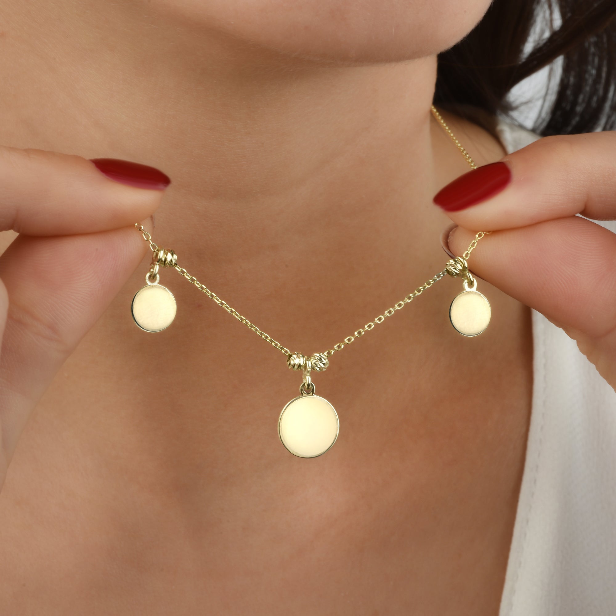 Detailaufnahme: 3 Coins an goldener Kette – runde Plättchen Kette vergoldet, modern und zart.