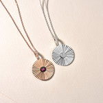 Runde Rosé Kette mit rotem Zirkonia Stein auf weißem Hintergrund, 925 Sterling Silber vergoldet