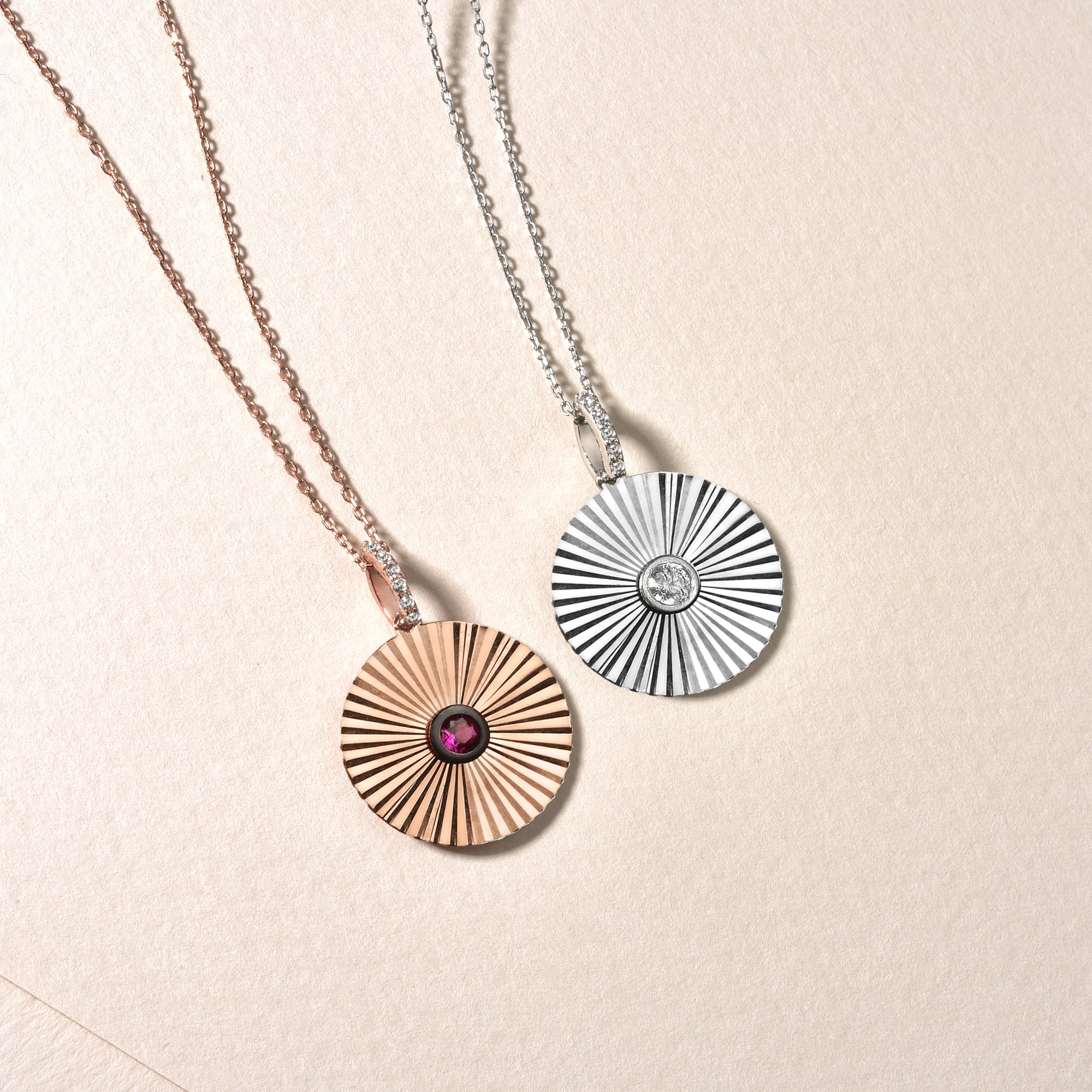 Runde Rosé Kette mit rotem Zirkonia Stein auf weißem Hintergrund, 925 Sterling Silber vergoldet