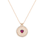 Runde Halskette mit rotem Herzanhänger, Rosévergoldung, 925 Sterling Silber auf weißem Hintergrund