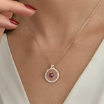 Detailaufnahme Runde Rosé Kette mit rotem Herz-Stein, vergoldete Halskette, eleganter Damenschmuck