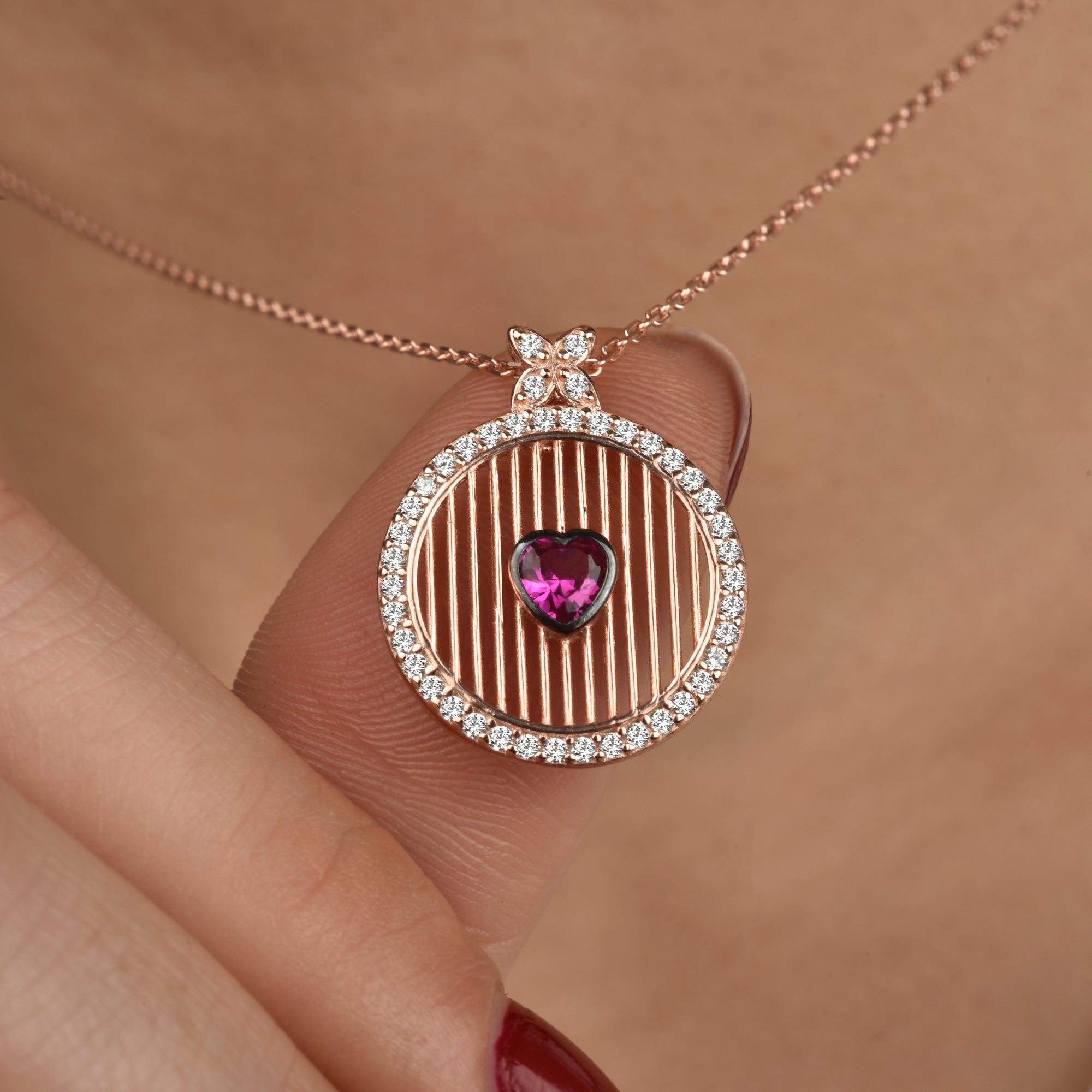 Runde Rosé Halskette mit rotem Herzanhänger, getragen am Hals, Geschenkidee für Frauen