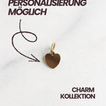 Personalisierbarer Santorini Charm in Herzform, goldfarben, als Teil der Charm Kollektion No. 18.