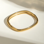 Schlichtes Armband Gold – eleganter Armreif als Geschenk für Damen