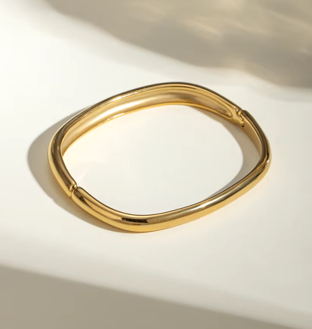 Schlichtes Armband Gold – eleganter Armreif als Geschenk für Damen