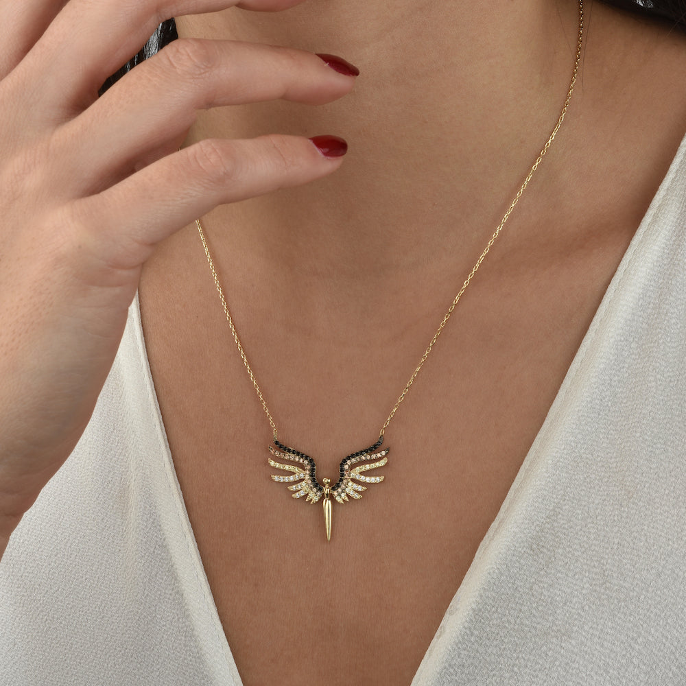 Schutzengel Kette Gold getragen am Hals – zarter Engel-Flügel Anhänger mit funkelnden Zirkonia-Steinen.