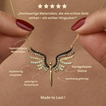 Nahaufnahme Schutzengel Kette Gold mit Text-Overlay zu hypoallergen, wasserfest und handgefassten Steinen.