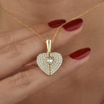 Nahaufnahme: Secret Heart Herzanhänger in Gold mit Zirkonia und Herzstein in der Mitte.