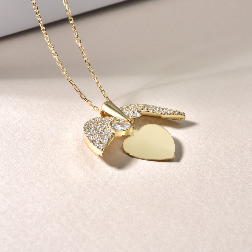 Geöffneter Secret Heart Anhänger in Gold – verstecktes Herz innen, außen pavé Zirkonia.