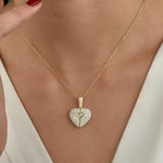 Secret Heart Kette Gold getragen am Hals – eleganter Herzanhänger mit funkelnden Zirkonia.