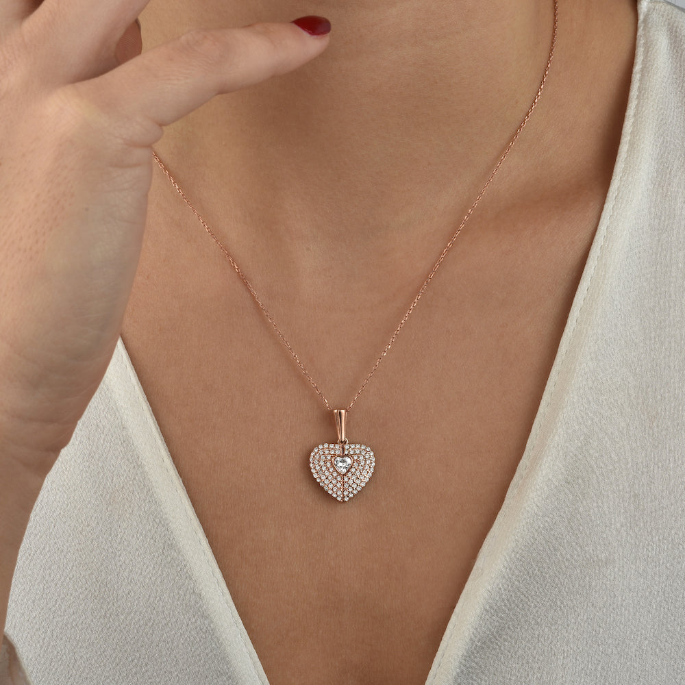 Secret Heart Kette in Rosé mit Zirkonia-Herzanhänger, getragen am Hals.
