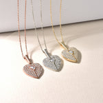 Drei Secret Heart Ketten in Rosé, Silber und Gold nebeneinander auf hellem Untergrund.
