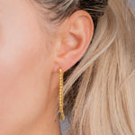 Am Ohr (blond): SHINY BALLS II Ohrring Gold am Ohr getragen, glänzende Kugeln, eleganter langer Fall.