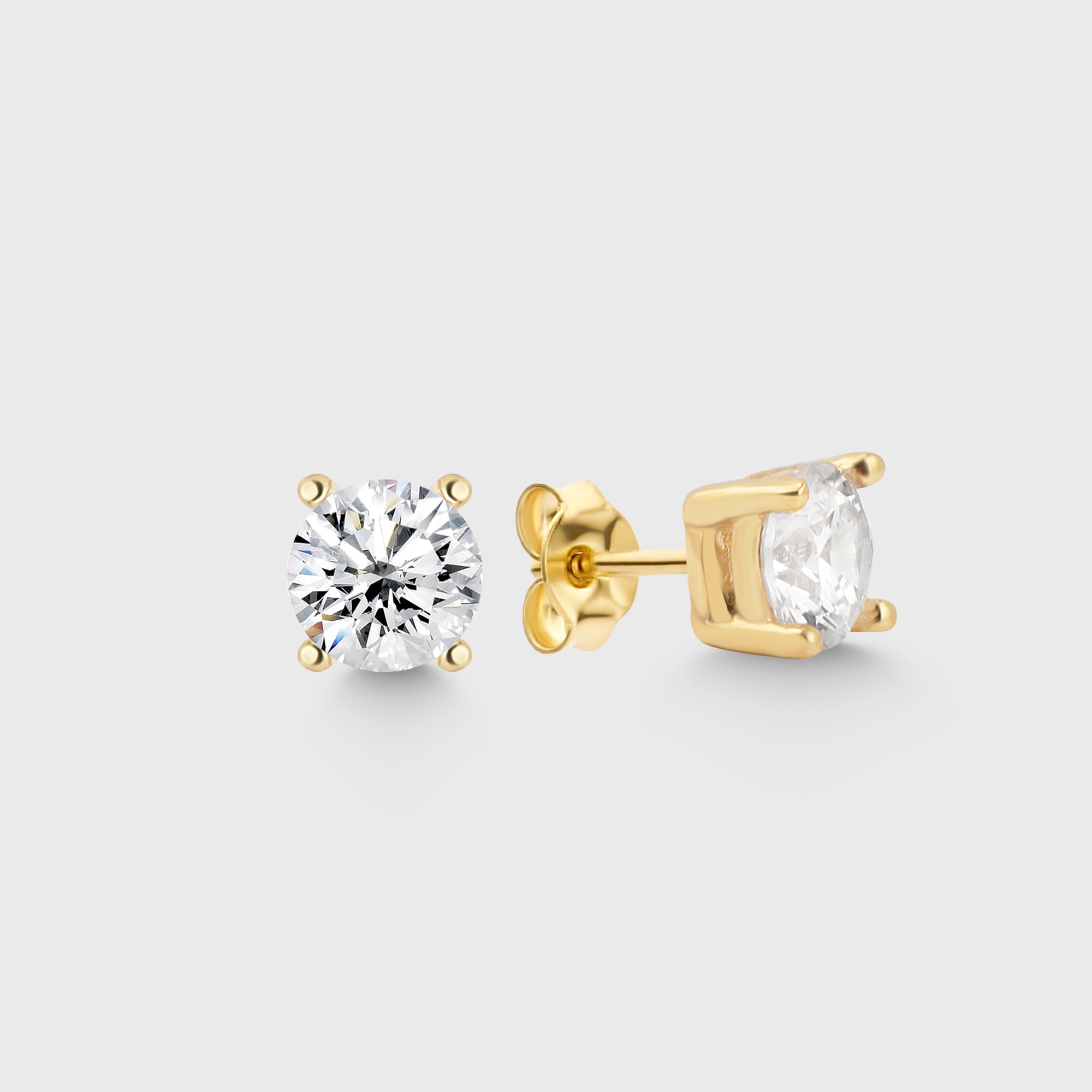 Shiny L Stud Ohrstecker in Goldoptik mit rundem Zirkonia-Stein auf hellem Hintergrund.