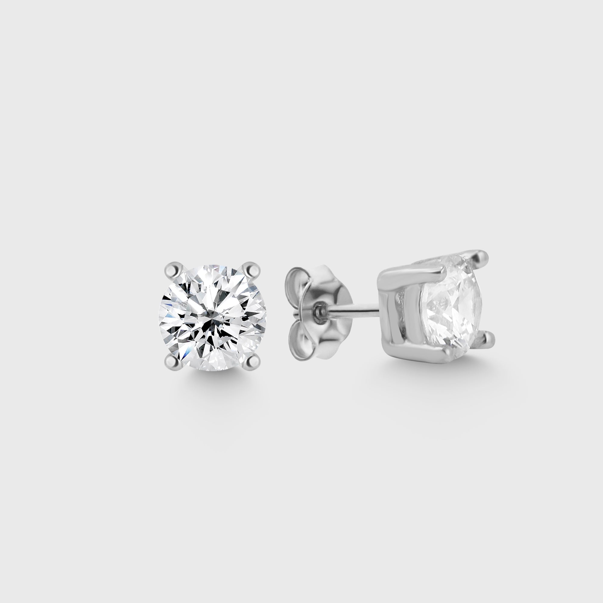 Shiny L Stud Ohrstecker aus 925 Sterling Silber mit rundem Zirkonia-Stein in Silber auf hellem Hintergrund.