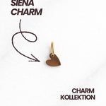 Detailaufnahme des Siena CHARM in Gold, filigraner Herzanhänger als Geschenk für Freundin.