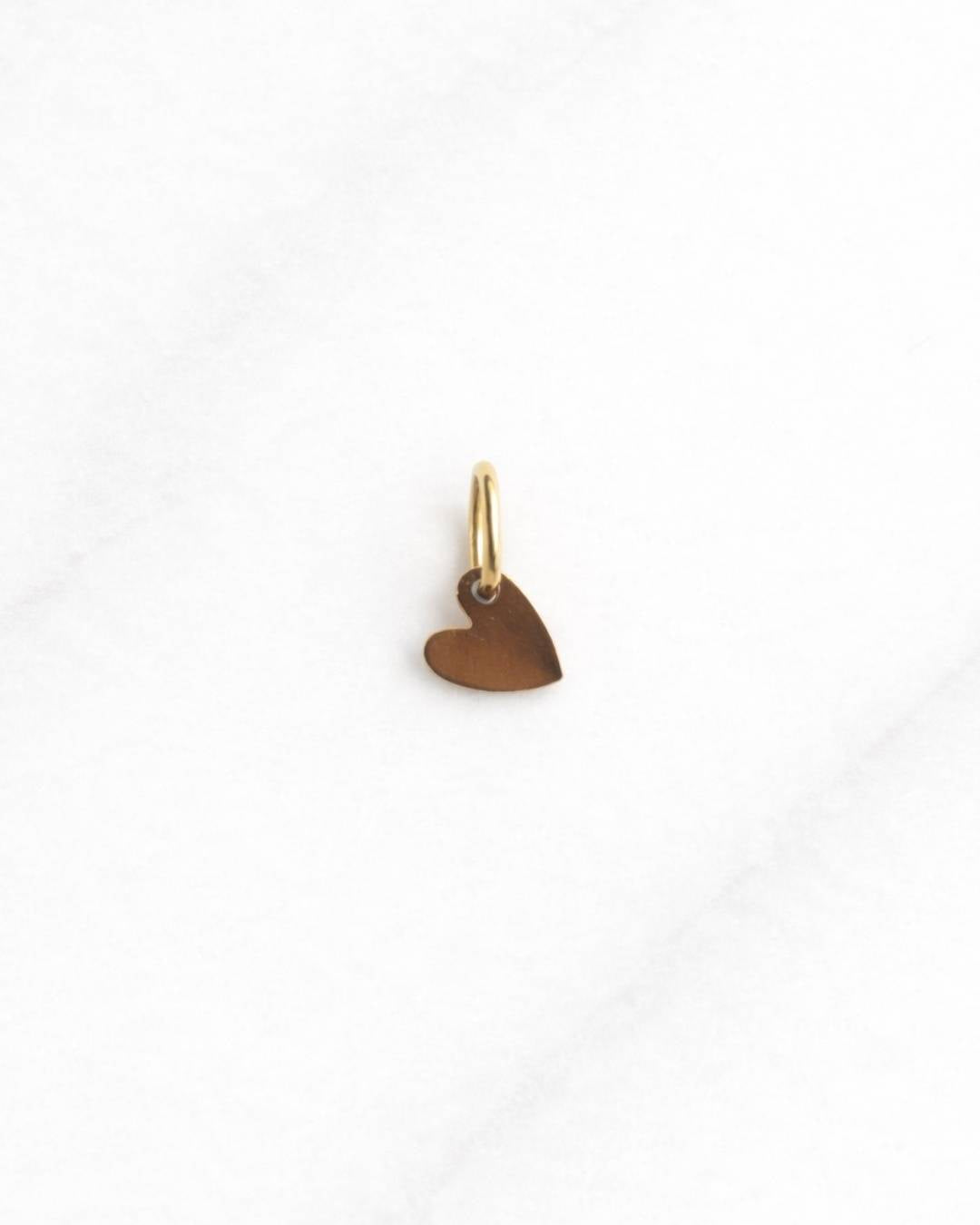 Siena CHARM Herzanhänger in Gold auf weißem Hintergrund, minimalistischer Damenschmuck.