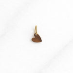 Siena CHARM Herzanhänger in Gold auf weißem Hintergrund, minimalistischer Damenschmuck.