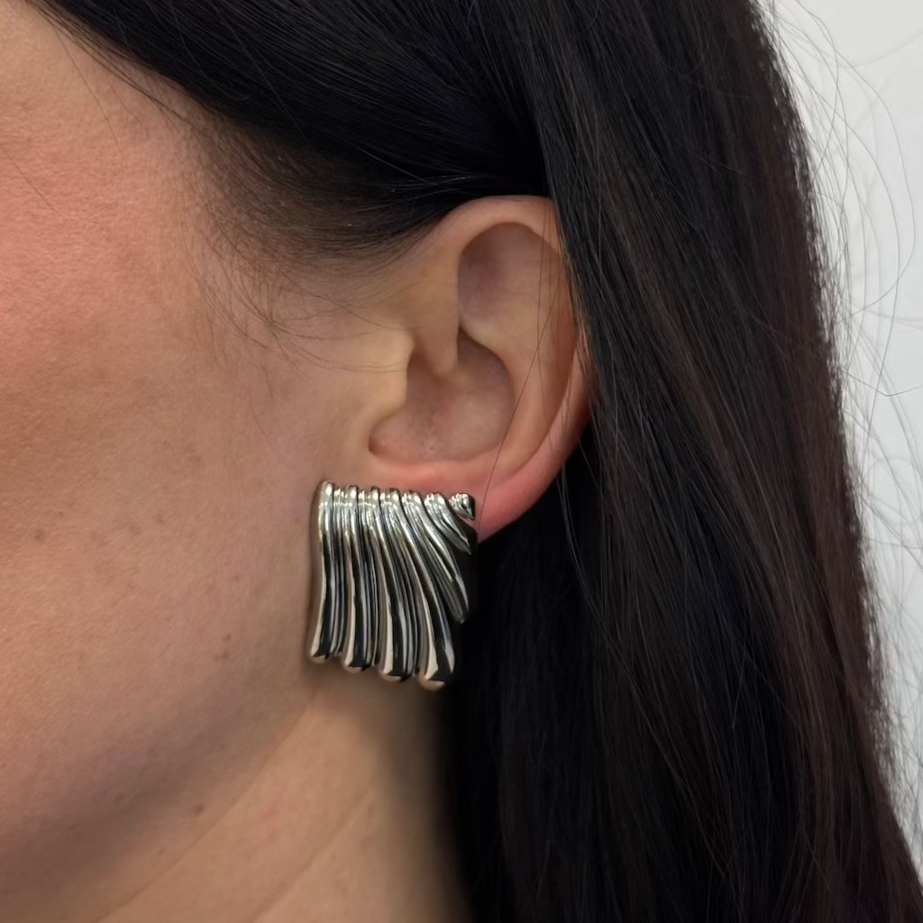 Silhouette Ohrstecker in Silber und Gold getragen – eleganter Damenschmuck