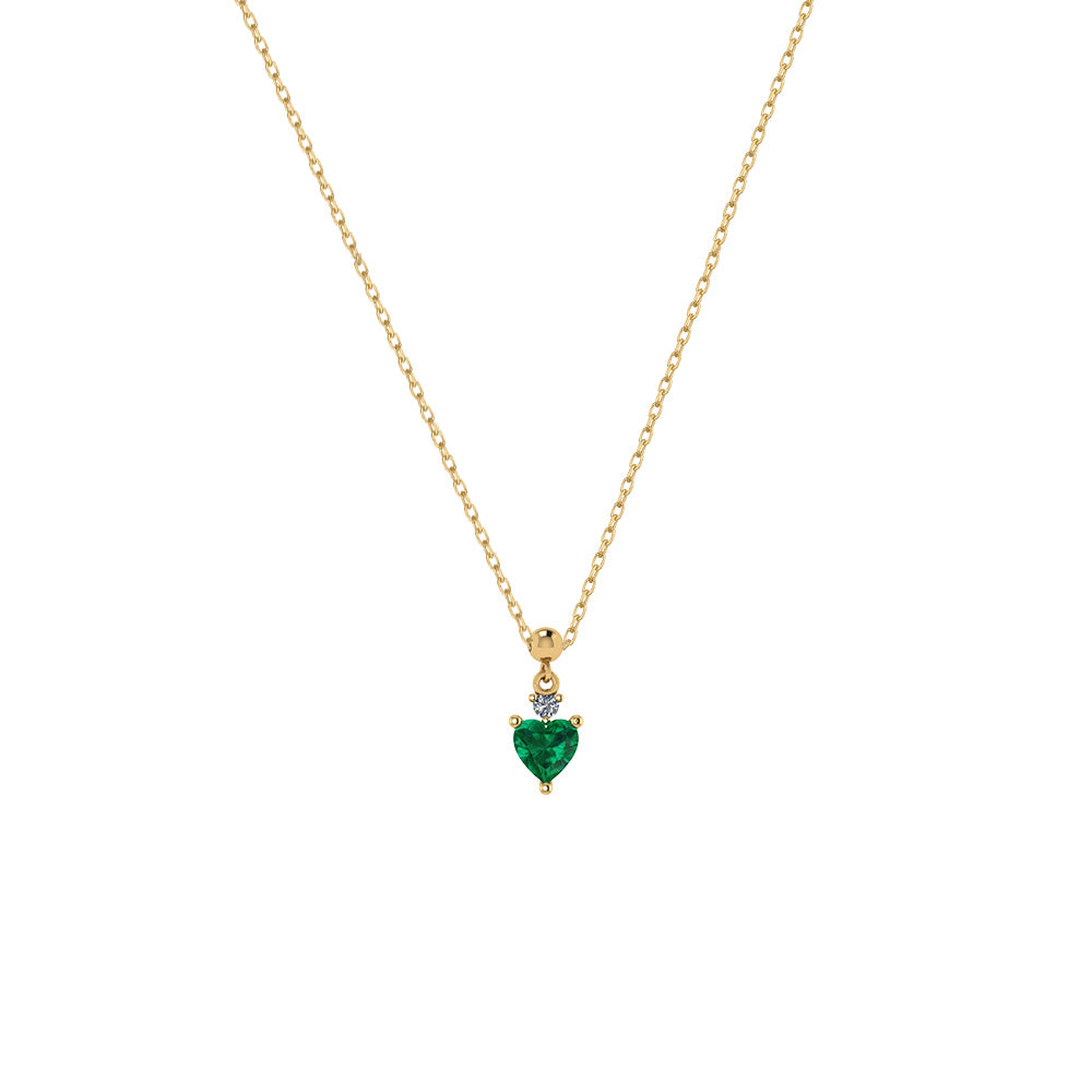 Nahaufnahme einer goldenen Smaragd Herz Kette mit Zirkonia, eleganter Schmuck für Damen.