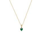 Nahaufnahme einer goldenen Smaragd Herz Kette mit Zirkonia, eleganter Schmuck für Damen.