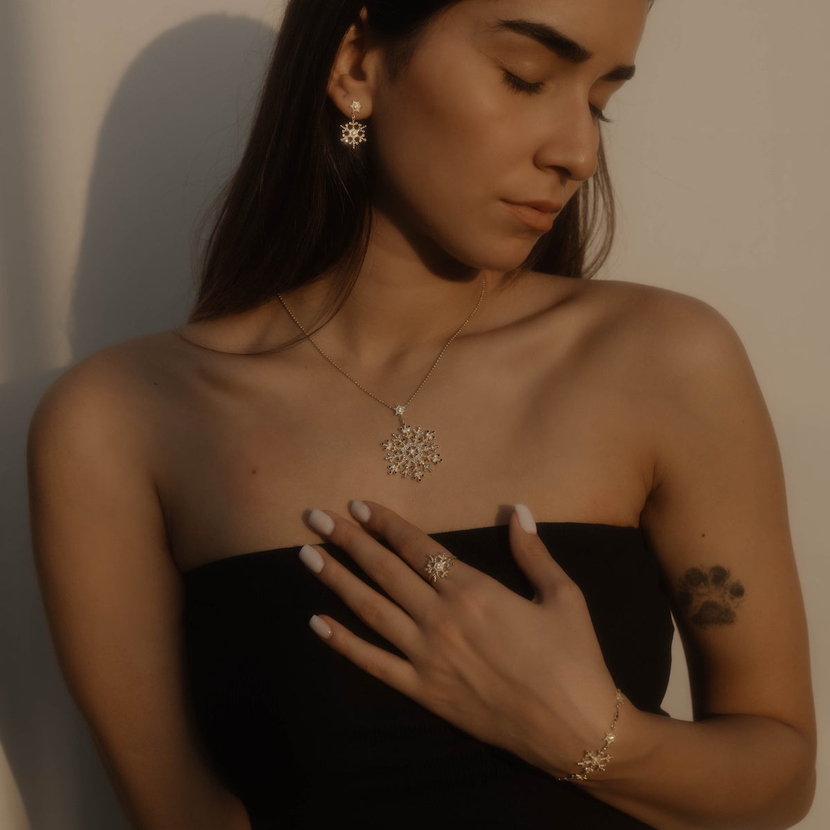 Model trägt Snowflake Ice Halskette Gold – funkelnder Schneeflocken-Anhänger als elegantes Statement.