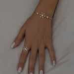 Snowflake Ice X Armkette Gold am Handgelenk, kombiniert mit passendem Schneeflocken-Ring, Zirkonia funkeln.