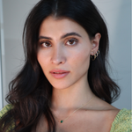 Model trägt Solitär Drop Green Chain in Gold mit grünem Tropfenanhänger, zarter Look.