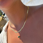 Solitär Green Emerald Cut Chain im Alltag getragen, grüne Emerald-Cut Kette kombiniert mit Goldkette.
