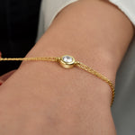 Detailansicht: goldenes Solitaire Armband mit Zirkonia im runden Rahmen – feiner Glanz.