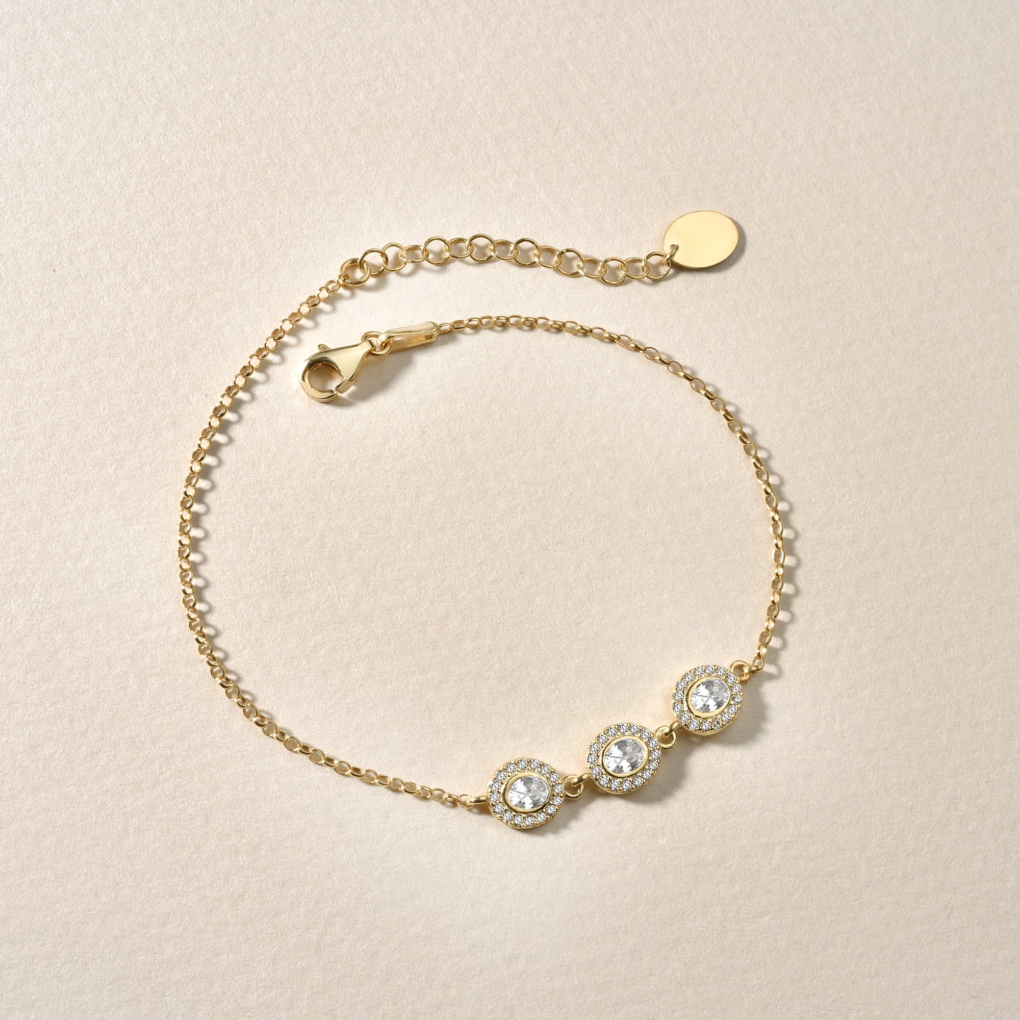 Solitaire Kranz Oval Armband Gold mit Verlängerungskette und Federringverschluss auf hellem Hintergrund.