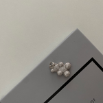 Sparkling Bear Anhänger aus 925 Sterling Silber mit Zirkonia auf grauem Buch-Cover.