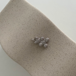 Silberner Sparkling Bear Anhänger mit Zirkonia auf beiger, strukturierter Keramikablage.