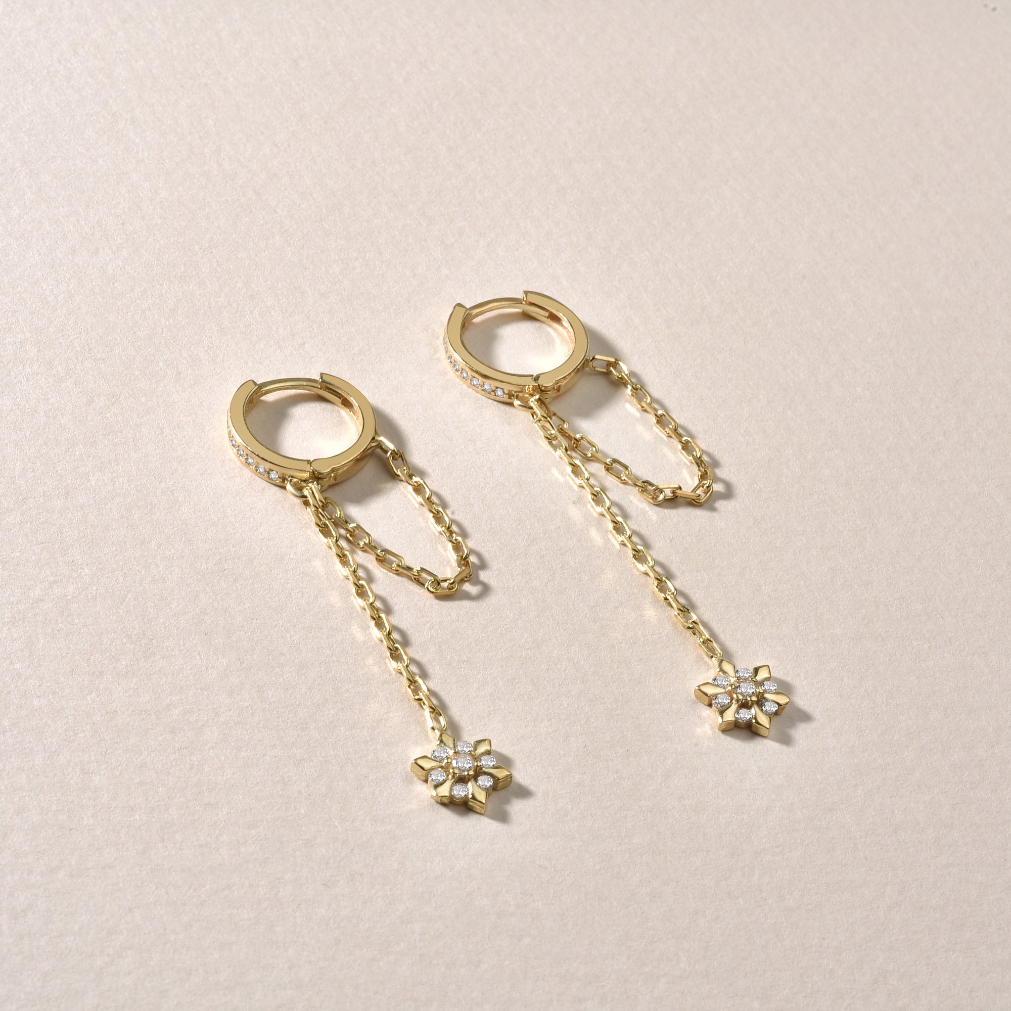 Goldene Hängecreolen Stern aus 925 Sterling Silber, vergoldet, filigraner Schmuck mit Zirkonia