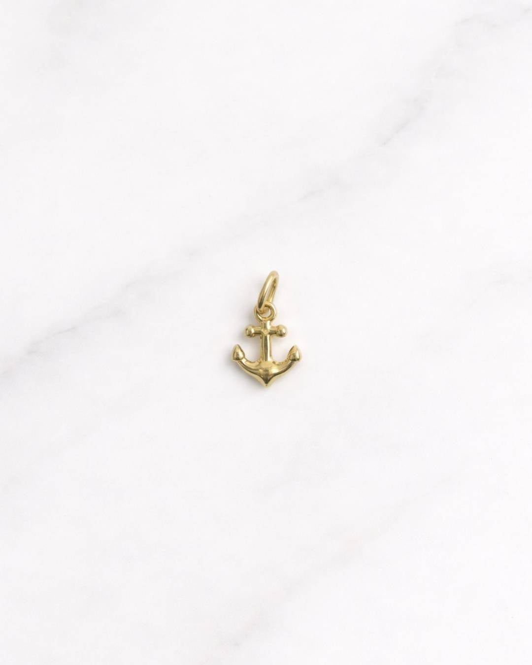 Sydney Charm Anker in Gold – 18K vergoldeter Edelstahl Charm, zierlicher Anhänger.