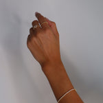 Tennis Armkette Mini in Gold am Handgelenk getragen, filigraner eleganter Look.