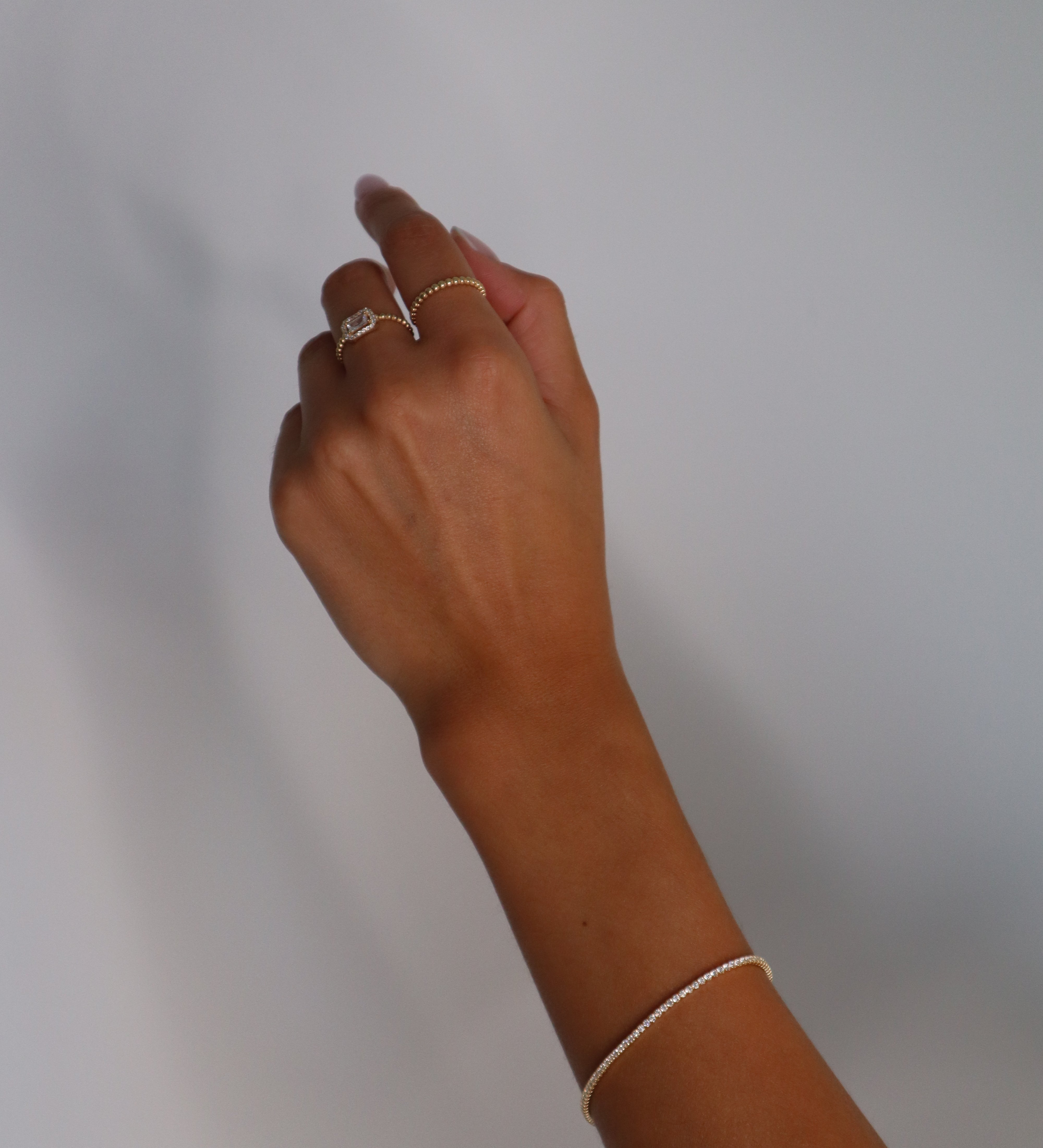 Tennis Armkette Mini in Gold am Handgelenk getragen, filigraner eleganter Look.