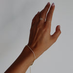 Tennis Armkette Mini in Gold am Handgelenk mit verlängerter Kette, zarter Damen Schmuck.