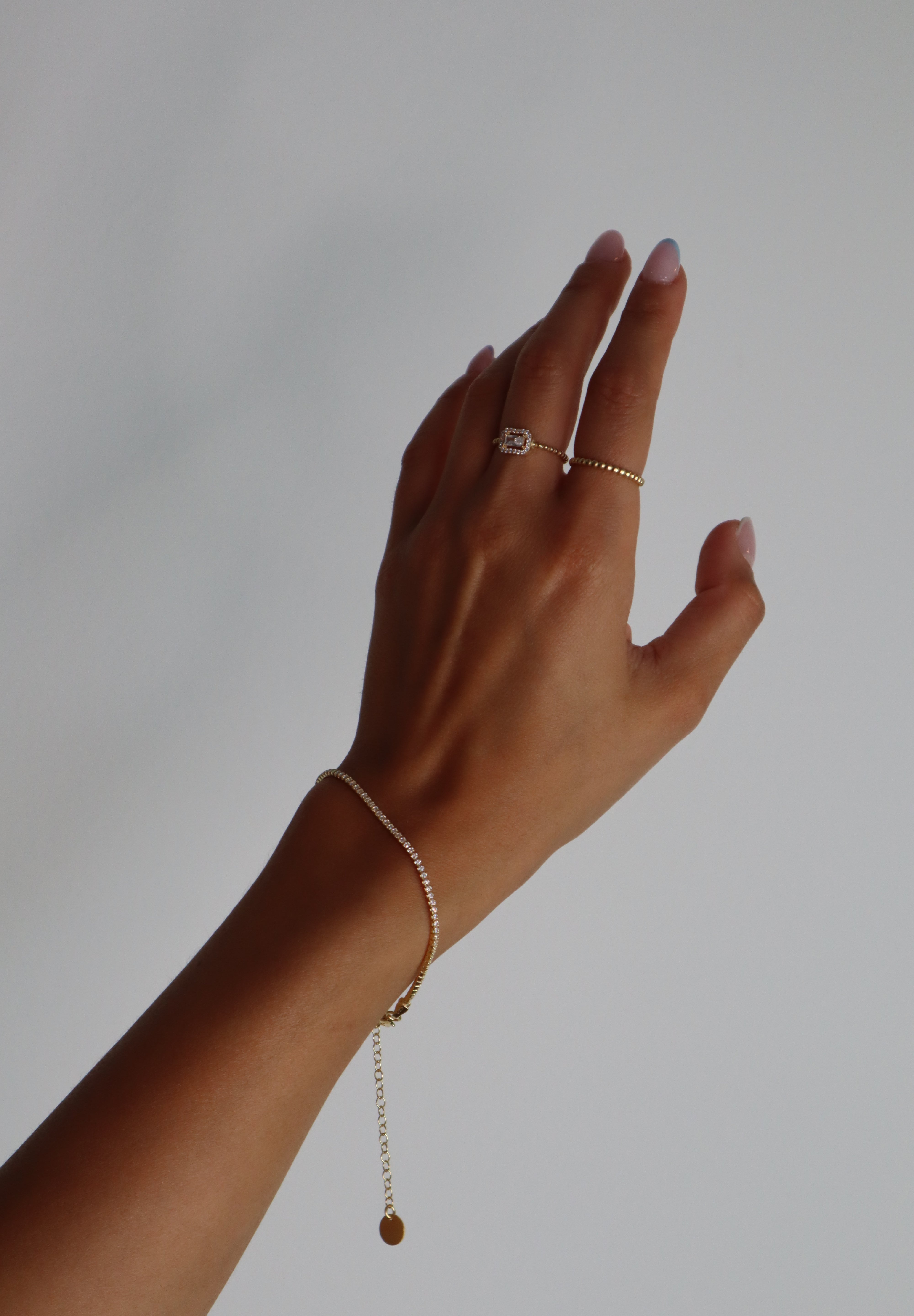 Tennis Armkette Mini in Gold am Handgelenk mit verlängerter Kette, zarter Damen Schmuck.