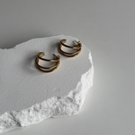 Triple Loop Gold Ohrringe aus 316L Edelstahl, wasserfest und hypoallergen, eleganter Schmuck für Damen