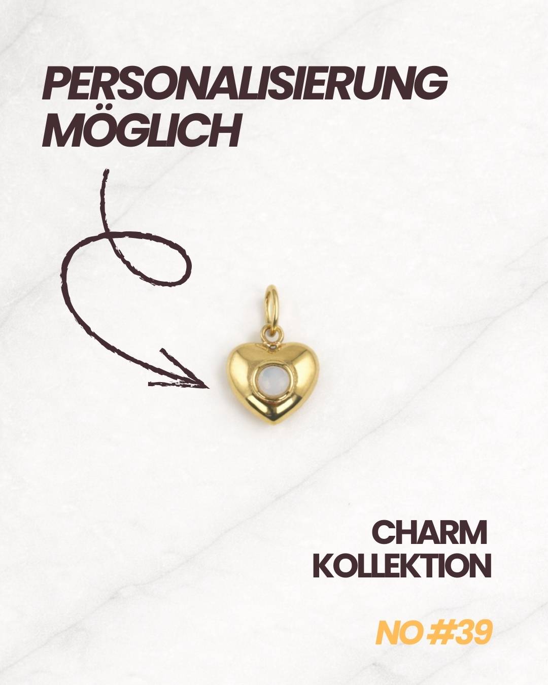 Personalisierbarer Tulum Charm in Gold mit Herzdesign und hellem Stein.