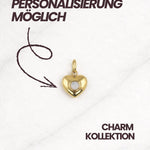 Personalisierbarer Tulum Charm in Gold mit Herzdesign und hellem Stein.