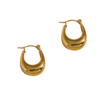 Freigestellte goldene U Hoop Creolen vor weißem Hintergrund, elegante Vintage-Ohrringe.