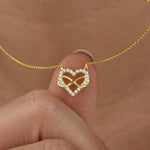 Unendlichkeit & Herz Kette Gold, 925 Sterling Silber vergoldet, mit weißen Zirkonia, getragen am Hals