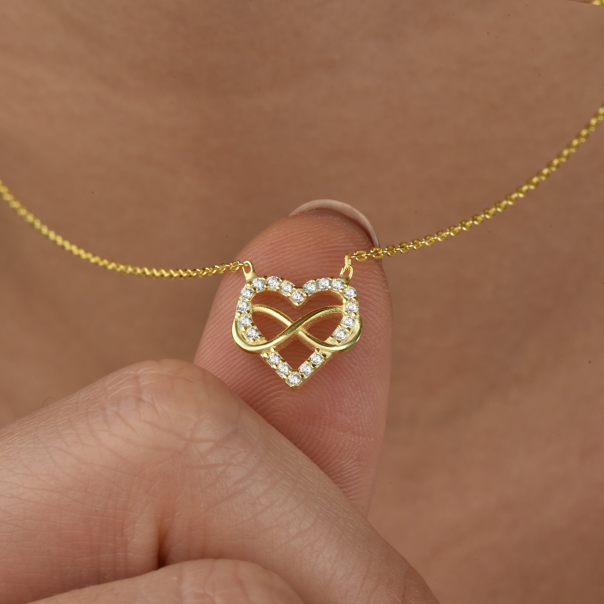 Unendlichkeit & Herz Kette Gold, 925 Sterling Silber vergoldet, mit weißen Zirkonia, getragen am Hals