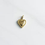 Vergoldeter Herz Charm für Ketten und Armbänder auf weißem Hintergrund